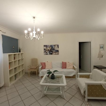 Flat With Garden Near Sea, Port And Airport Apartamento Loútsa Exterior foto