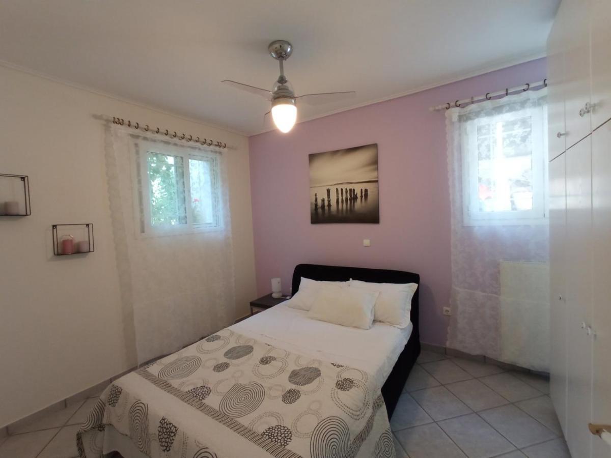 Flat With Garden Near Sea, Port And Airport Apartamento Loútsa Quarto foto