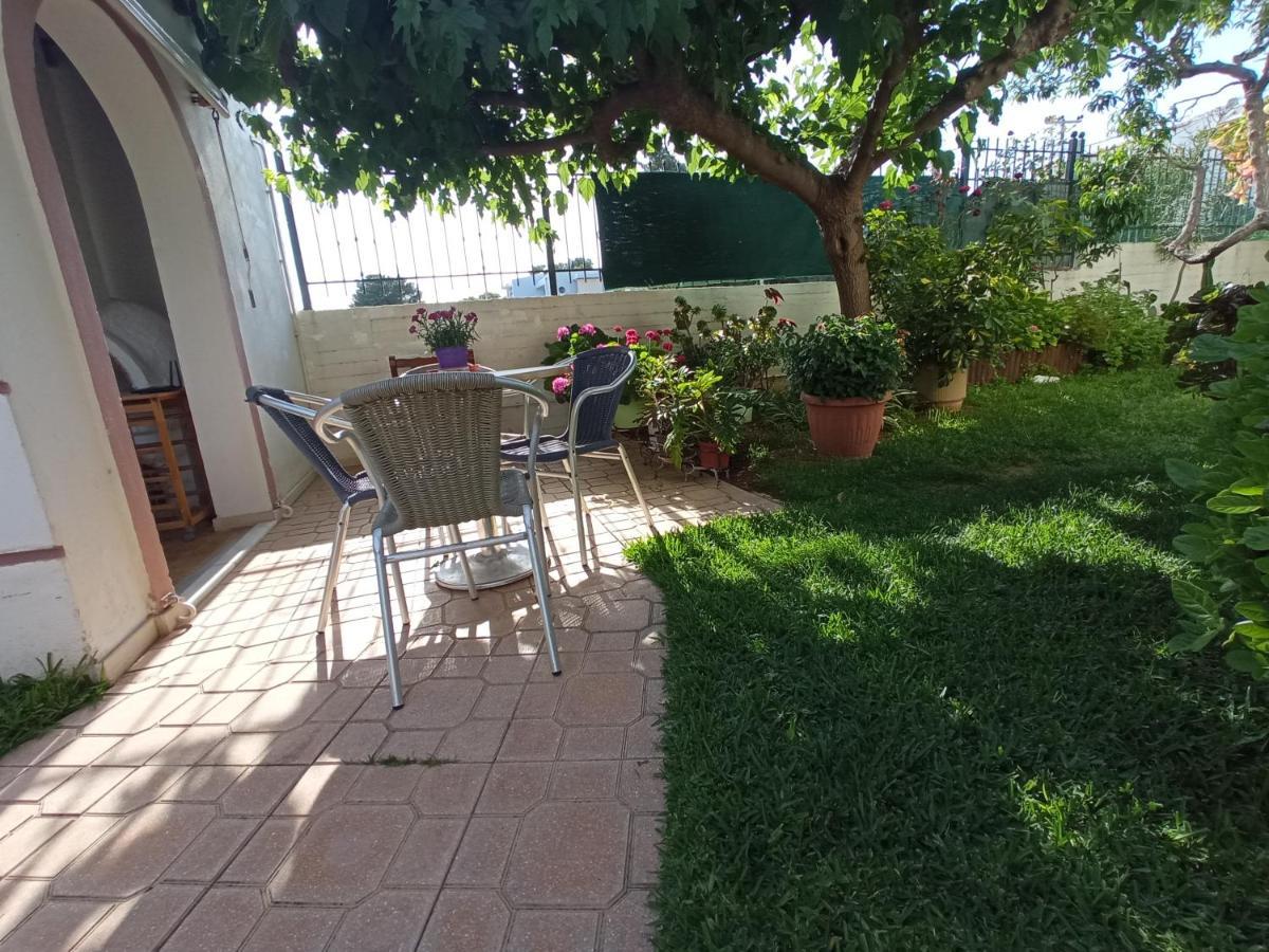 Flat With Garden Near Sea, Port And Airport Apartamento Loútsa Exterior foto