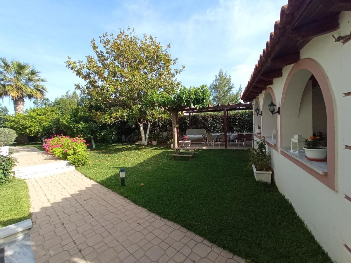 Flat With Garden Near Sea, Port And Airport Apartamento Loútsa Exterior foto